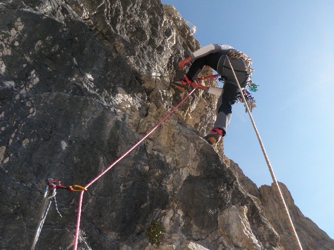 Aiguille de la Nova 014.jpg - Puis il se lance dans L2 (6a)